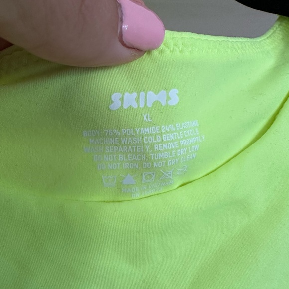SKIMS Fits Everybody High Neck Bodysuit - Picture 6 of 6